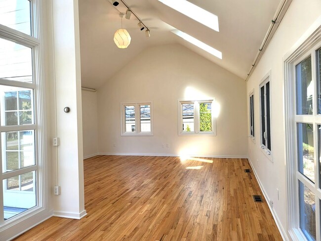 Building Photo - 2 Violet Ln