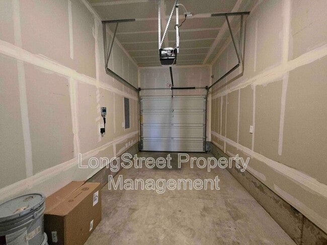 Building Photo - 412 Lost Lake St NE