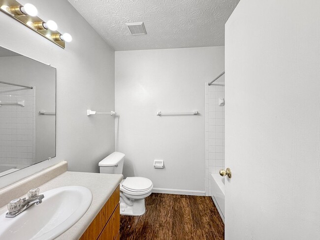 Building Photo - Battle Creek 2 Bedroom / 2 Bath Apartment – Available Now!