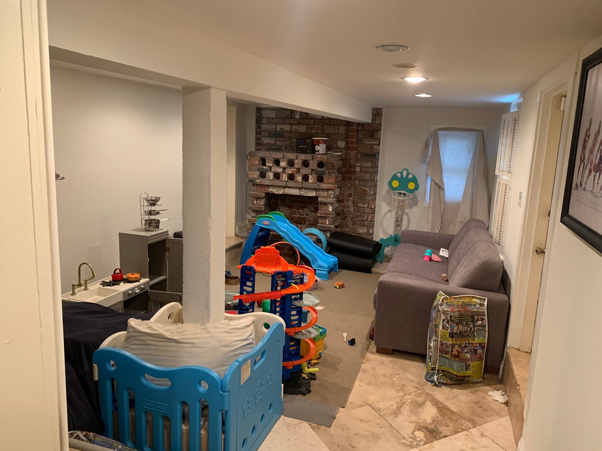Basement room with bathroom and exit - 5037 Parkglen Ave