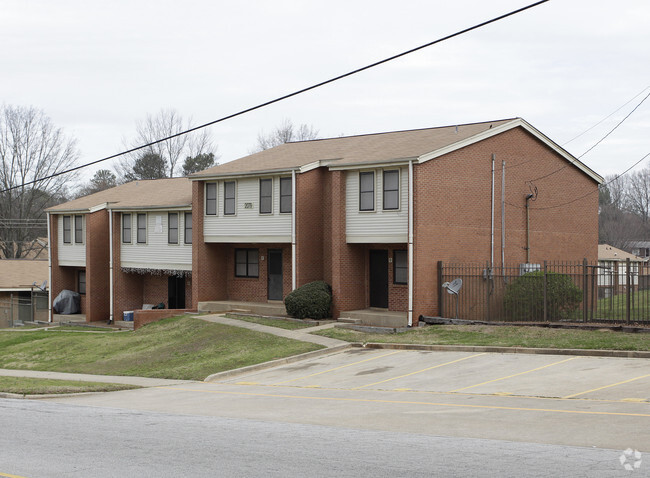 Primary Photo - College Hills Apartments