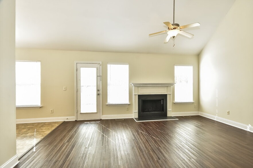 Building Photo - 1565 Bridgecrest Dr