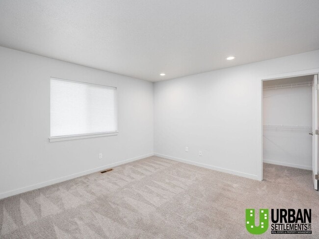 Building Photo - Woodlawn Duplex