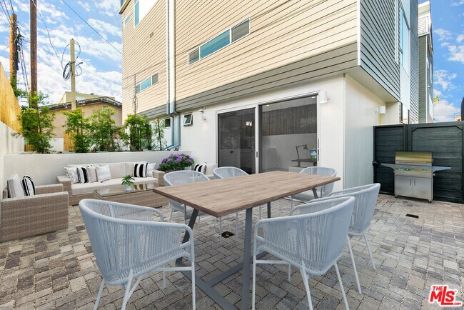 Building Photo - 423 S Wilton Pl