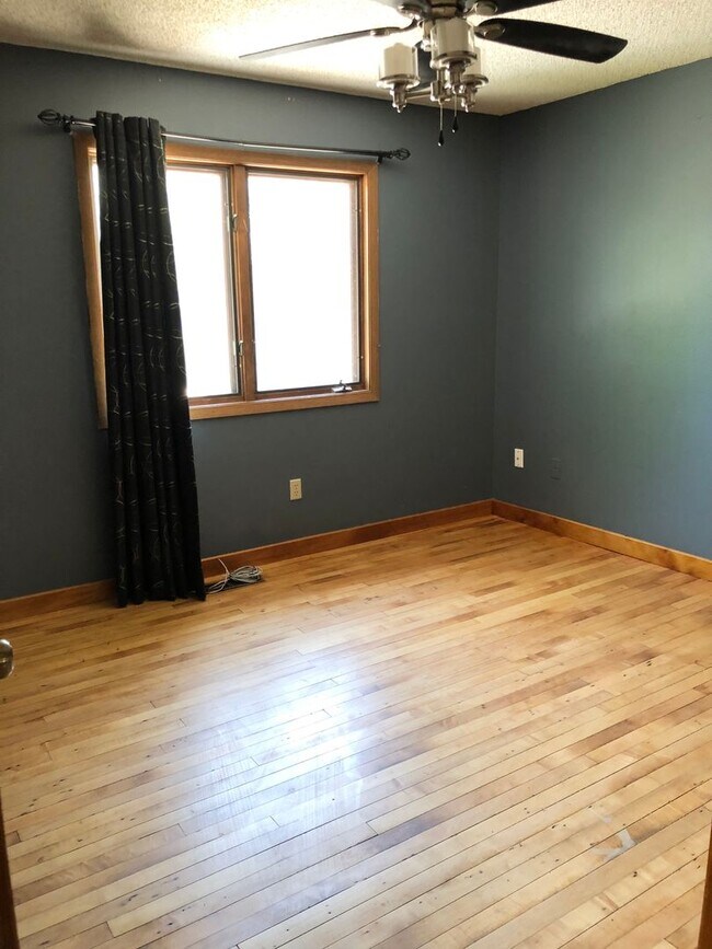 Building Photo - $2900|5 Bedroom 3 Bath |Fenced Backyard| Deck| Laundry| Basement
