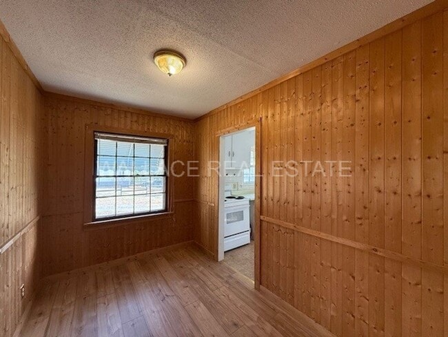 Building Photo - CUTE 1940'S BUNGALOW IN SHANNONDALE COMMUNITY IN N. KNOXVILLE!!