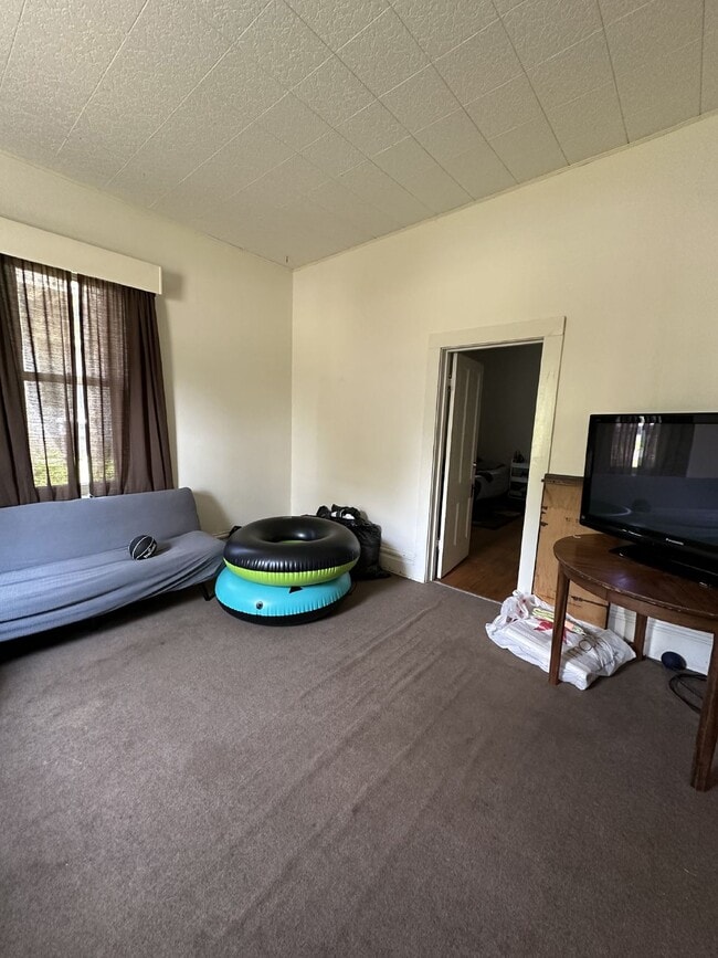 Building Photo - 3 bed 1 bath close to UWEC and Water St! Available June 1st