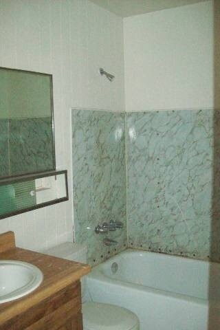 Building Photo - 1018 W 12th Pl