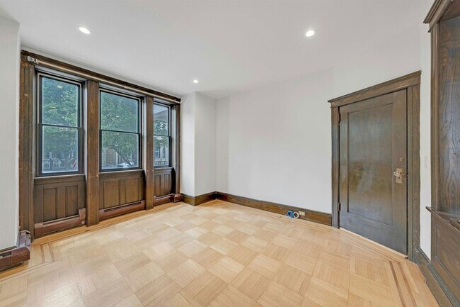 Building Photo - 722 27th St