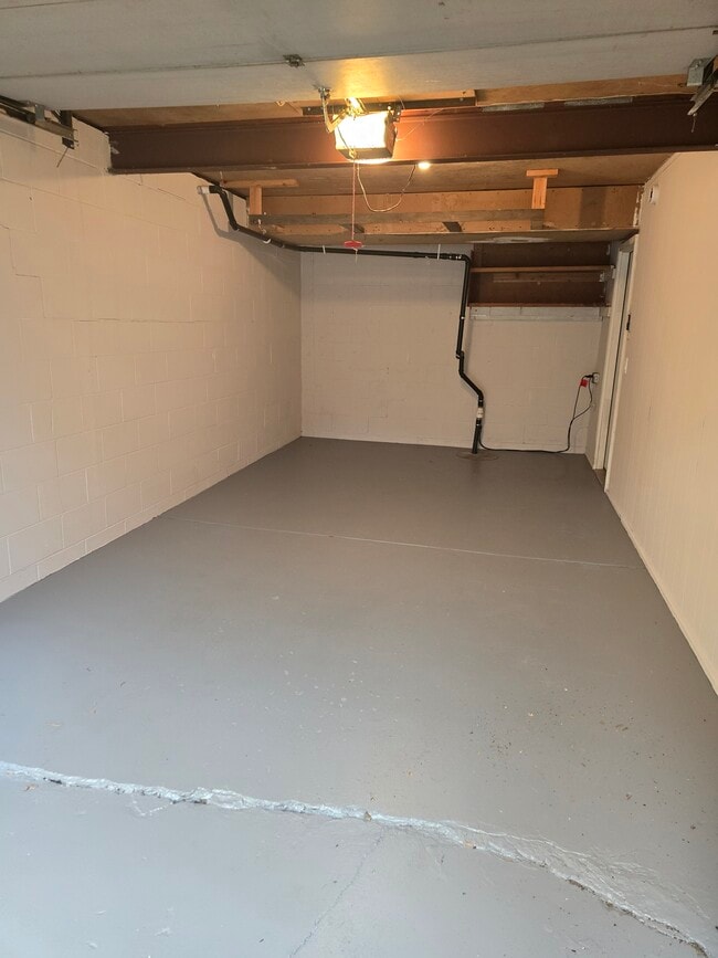 Building Photo - 5580 Shorewood Ln