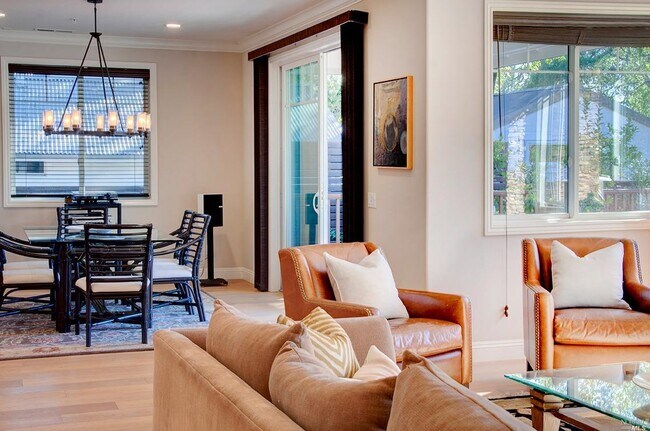 Building Photo - 109 Dahlia St