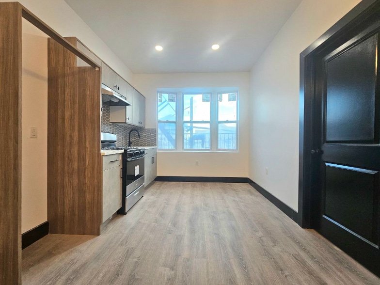 Building Photo - 11 Thomas St