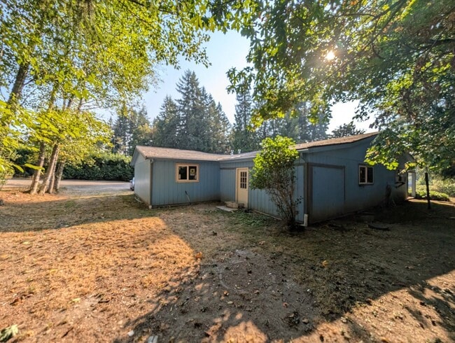 Building Photo - Large, Remodeled 2 Bedroom Duplex Unit on ...