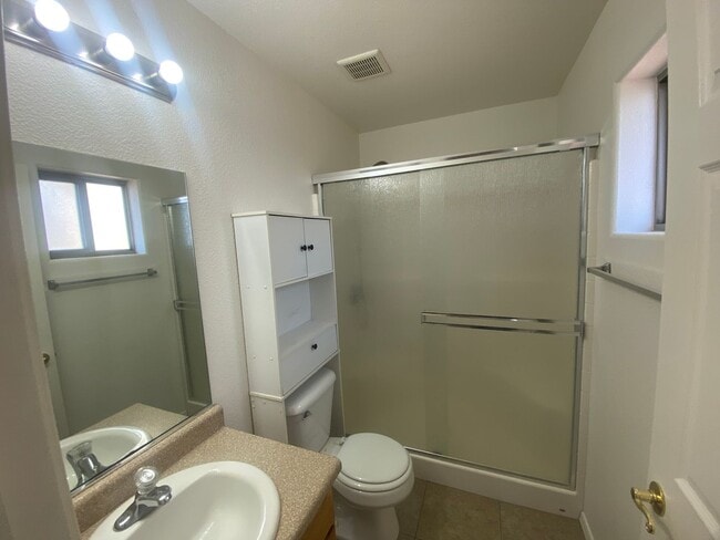 Building Photo - Charming 3 Bedroom 2 Bath Home