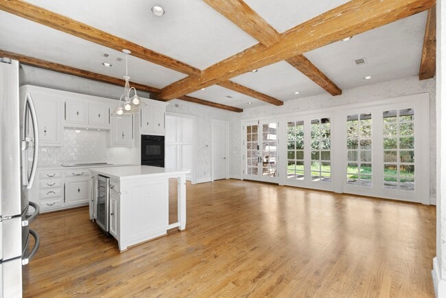 Building Photo - Elegant Living Minutes from the Medical Ce...