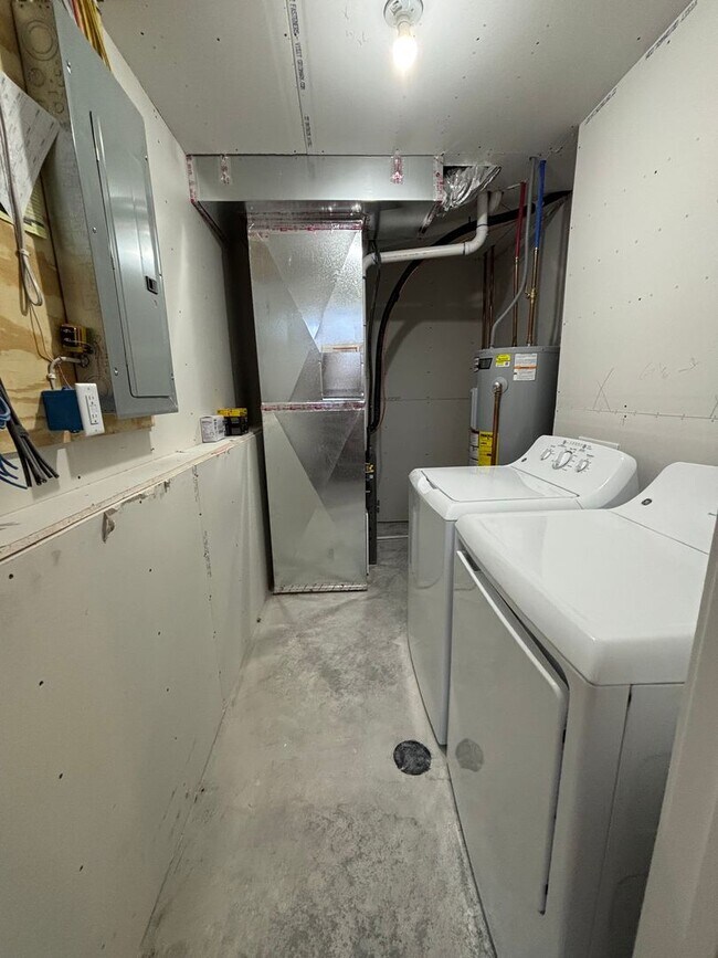 Building Photo - 3 Bed 3 Bath Townhome