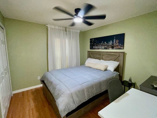 Building Photo - Modern 4-Bed, 2-Bath Solar-Powered Home Near UCF