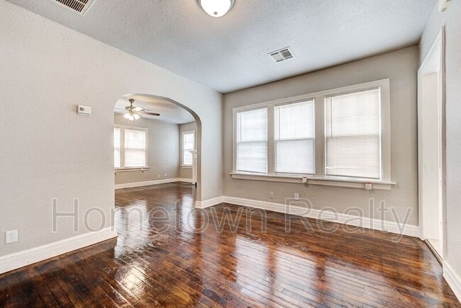 Building Photo - 2212 NE 22nd St