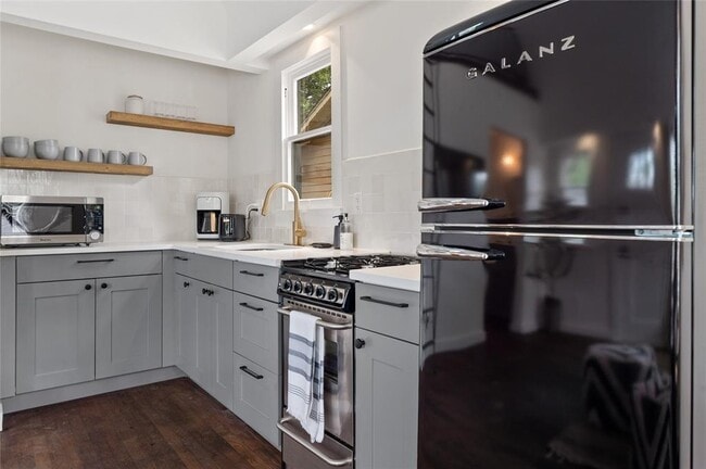 Building Photo - 1507 Drake Ave