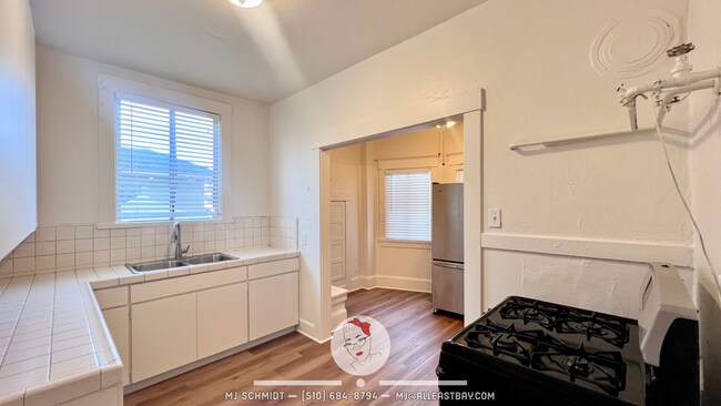 Building Photo - Lovely 1/1 walking distance to shopping, restaurants, public transportation!