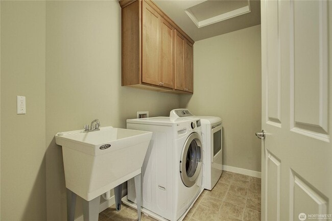 Building Photo - 3Bd/2.75Ba Issaquah Home