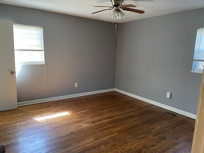 Building Photo - 4 bed 2.5 bath