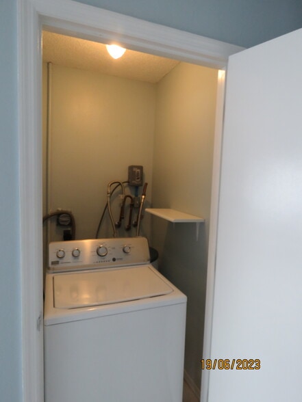 Building Photo - 416 Narvaezi St