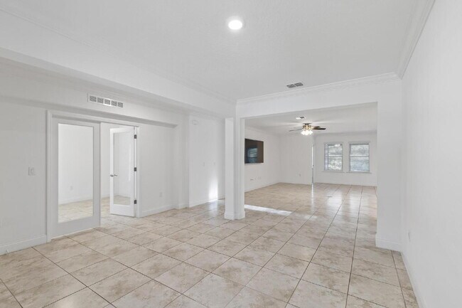 Building Photo - CLOSE TO EVERYTHING!