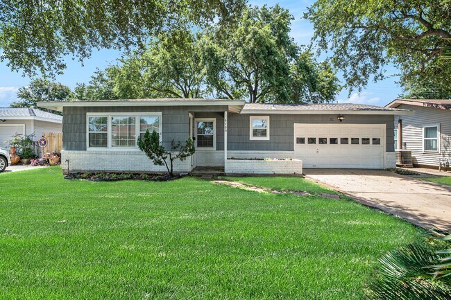 Primary Photo - 6709 Fairway Dr