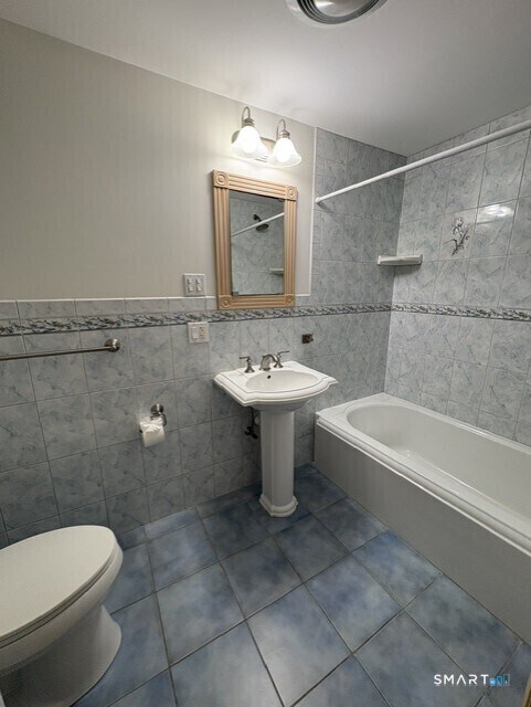 Building Photo - 16 Botelle Manor