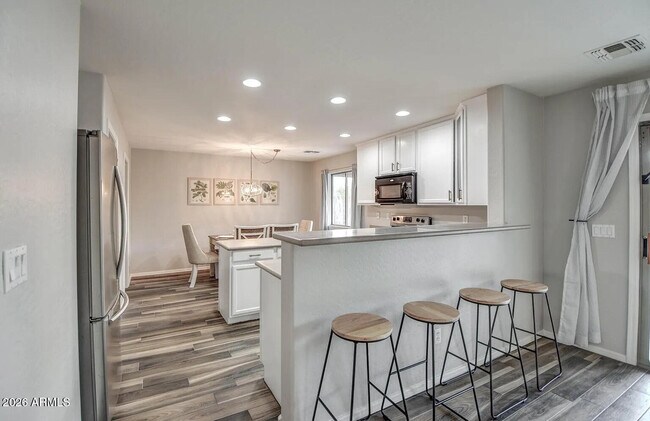 Building Photo - 10964 W Taft St