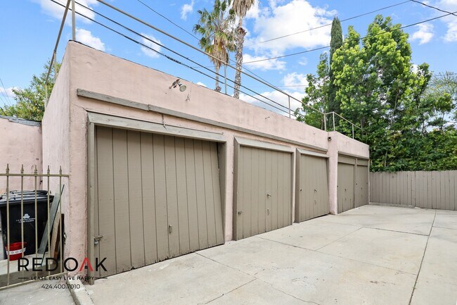 Building Photo - 206 S Martel Ave