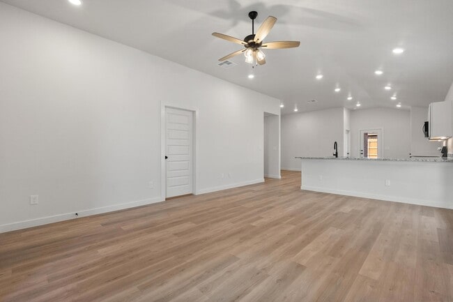 Building Photo - 2025 Cottonwood Ave