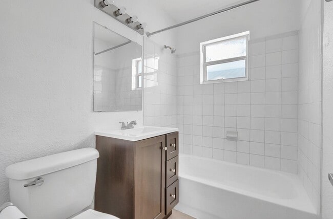 Building Photo - 710 SE 4th Ave