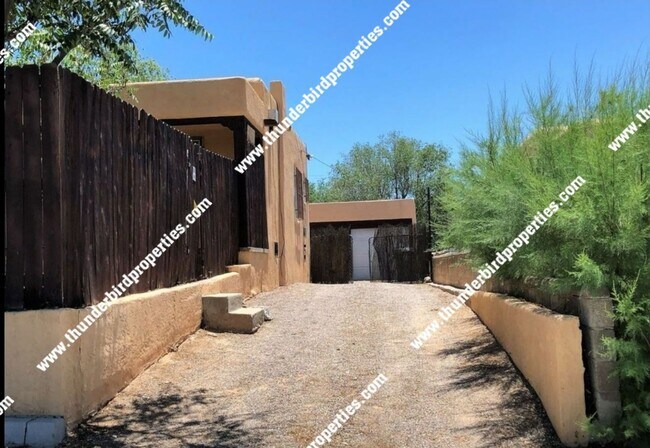 Building Photo - 1 Bedroom, 1 Bathroom near CNM Area Availa...