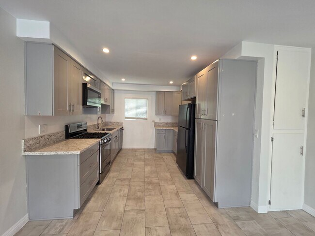 Building Photo - MOVE IN SPECIAL!!! $2,397 FOR FIRST THREE ...