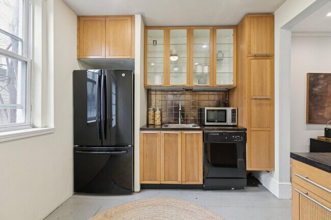 Building Photo - 1228 Catharine St