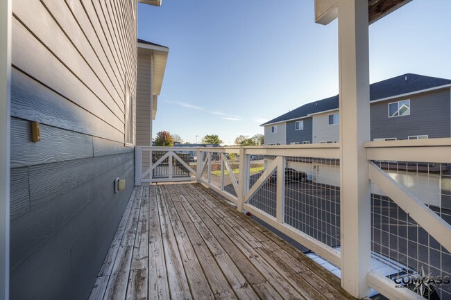 Building Photo - SPACIOUS UPDATED TOWNHOME WITH IN-UNIT LAU...