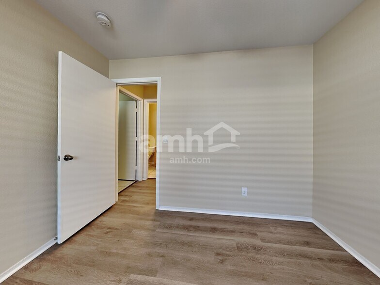 Building Photo - 6323 W Winslow Ave