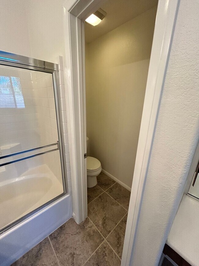 Building Photo - 3 bed 2 car garage condo for rent in Murrieta