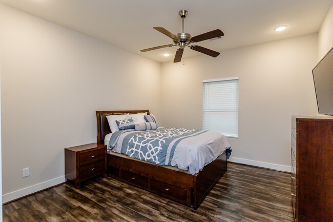 Building Photo - 110 Amundsen St