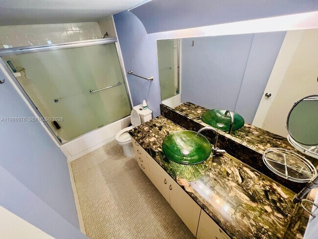 Building Photo - 900 Bay Dr