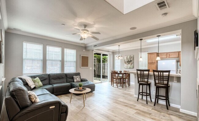 Building Photo - Beautiful 3 Bedroom / 2.5 Bath Two Story Home