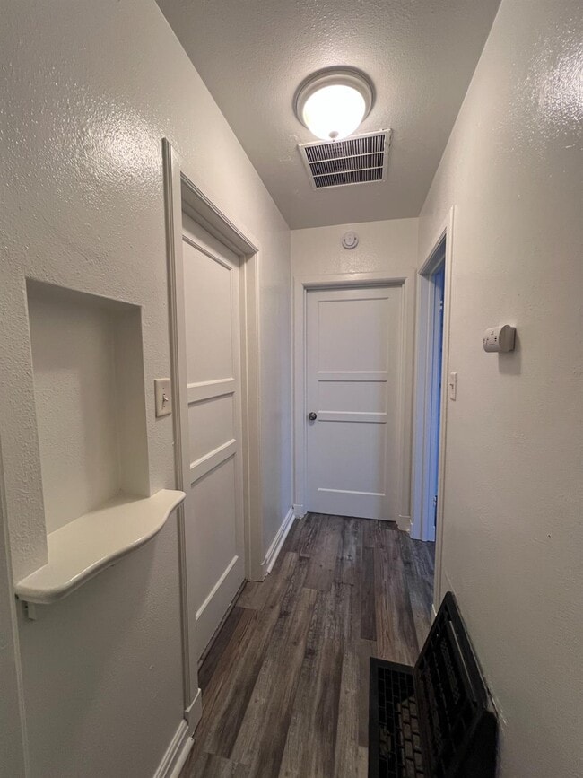 Building Photo - 1024 N Broadway St