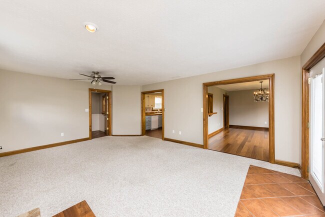 Building Photo - 229 Topaz Ln