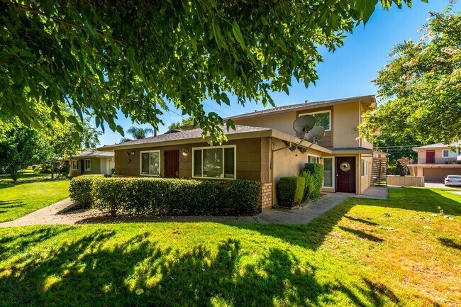 Building Photo - 2025 Benita Dr