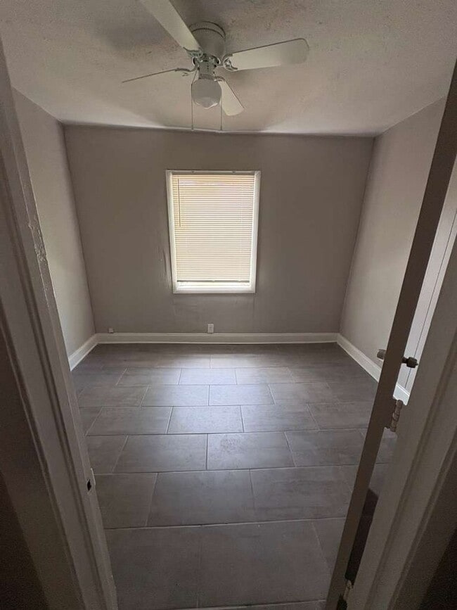 Building Photo - Spacious Home Available in Tampa! 5bed | 2baths