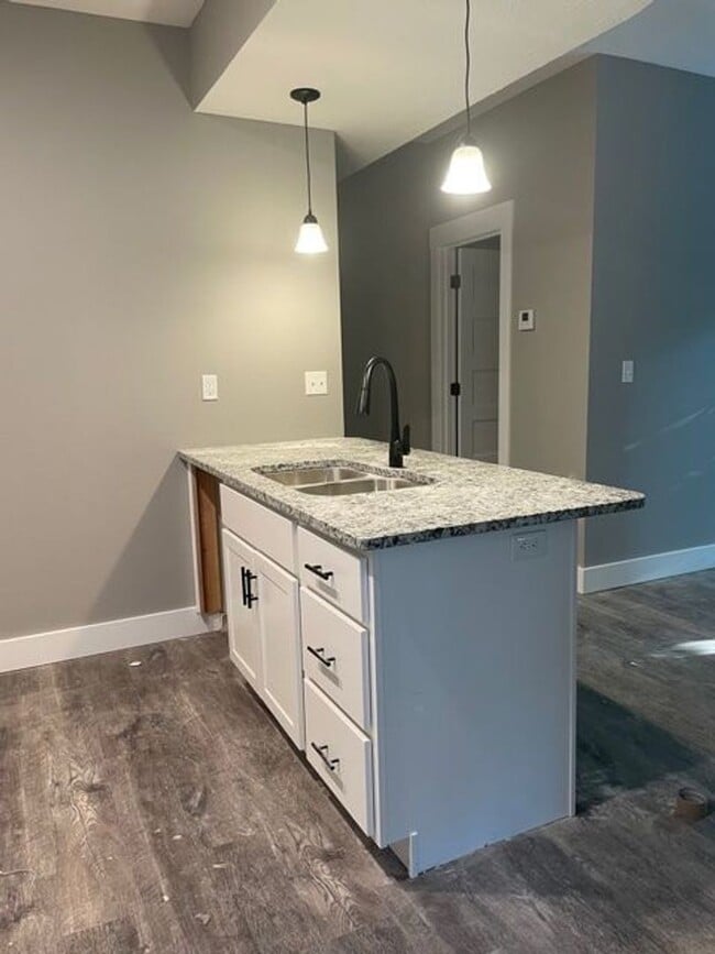 Building Photo - Move-in Ready!!!