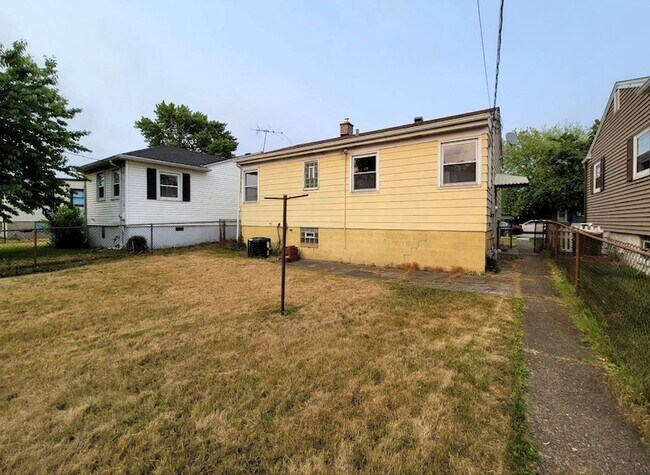 Building Photo - 2716 White Oak Ave