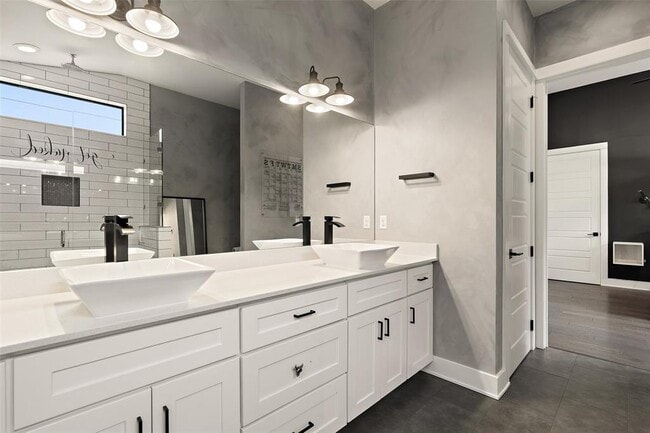 Building Photo - 2917 E 13th St